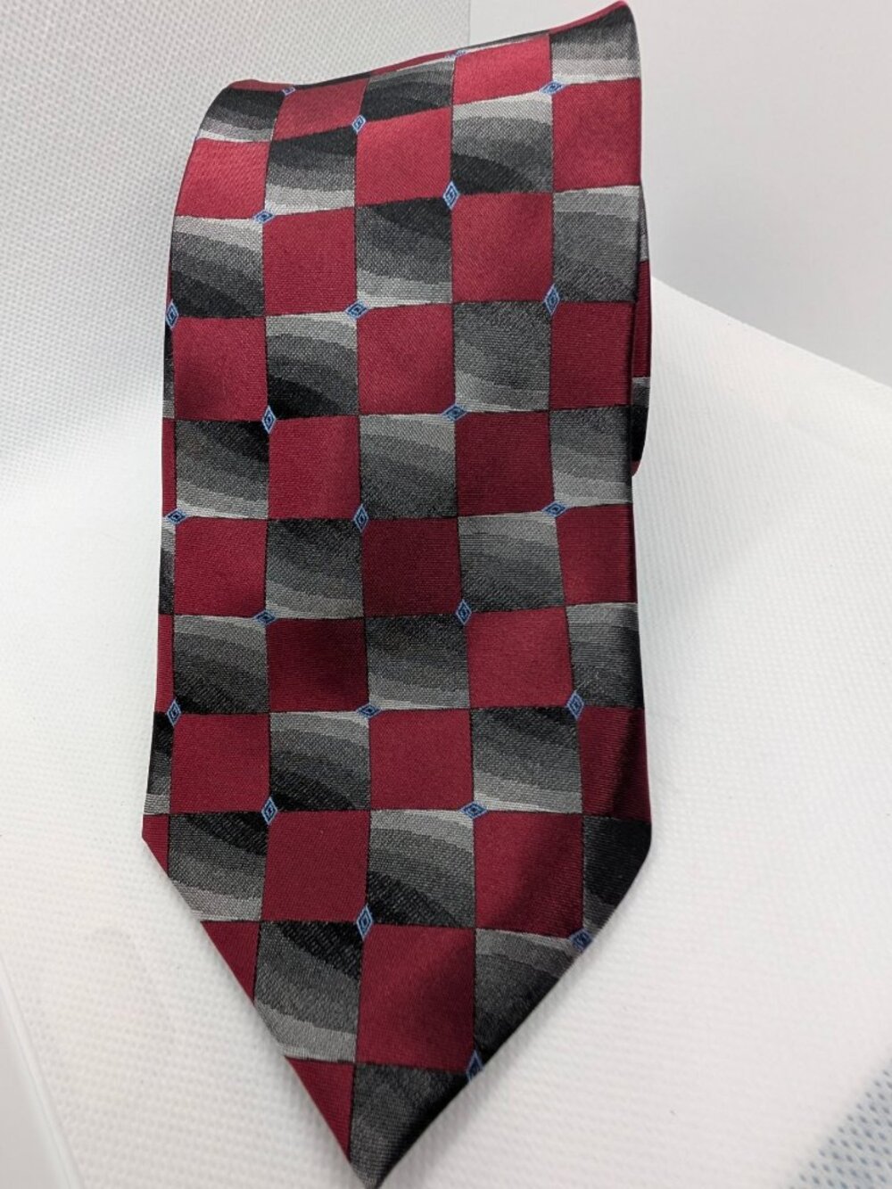 SUN RIVER ESSENTIALS * All Silk Neck Tie * Maroon/Gray Geometric * 59" x 4"